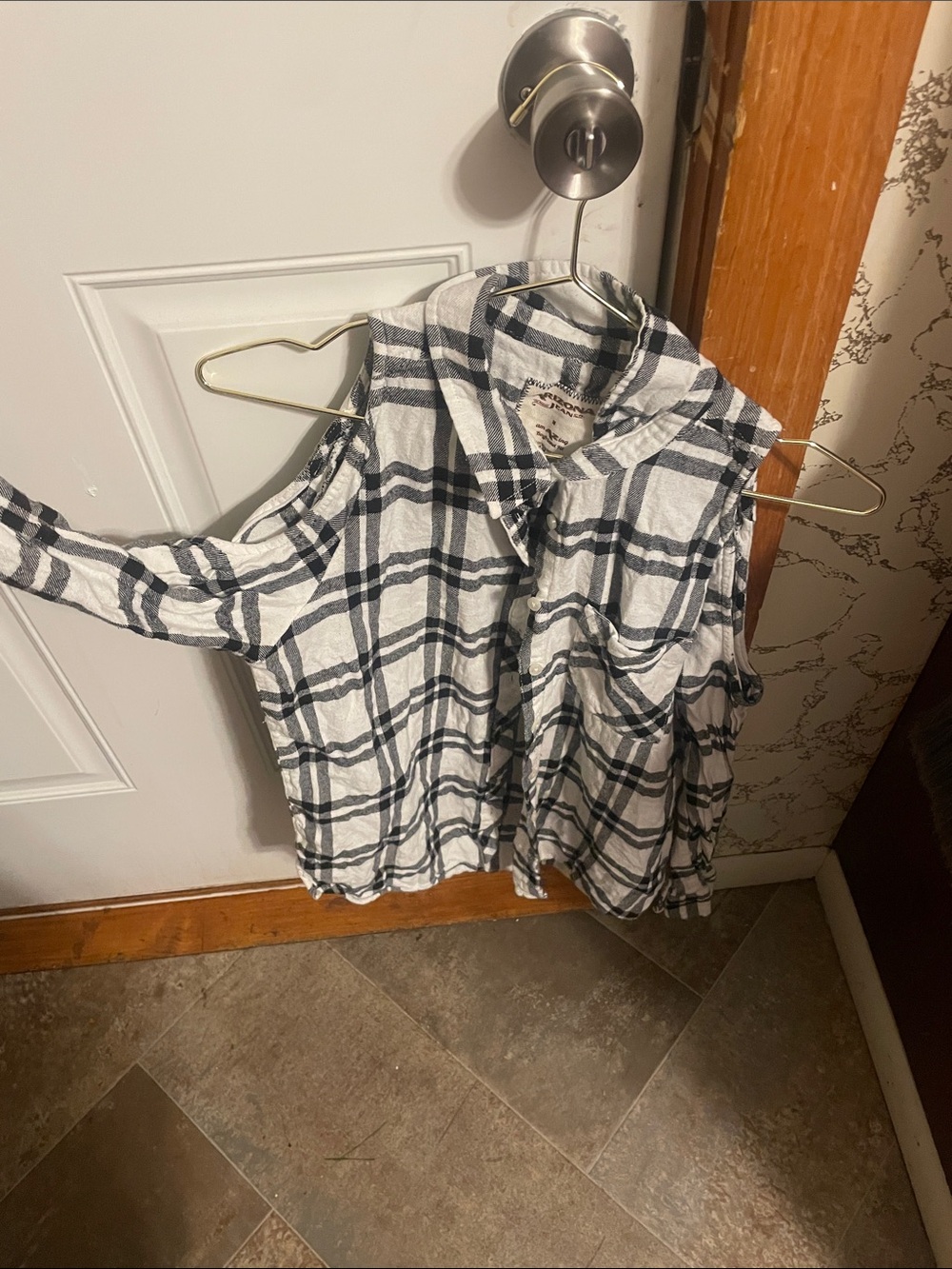 Arizona Jean Company White and Black Plaid Cold-Shoulder Button-Up Top